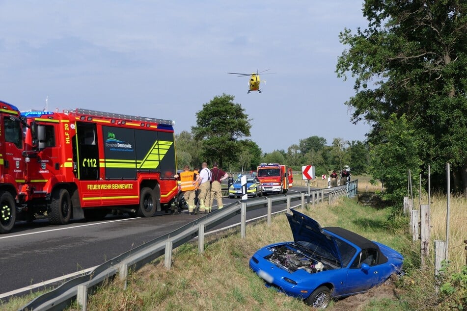Der Unfallwagen landete im Straßengraben.