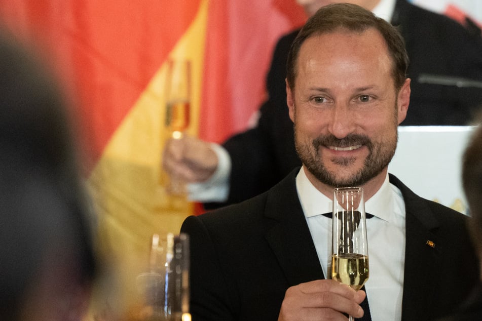 München: Besuch beim Panzerbauer: Norwegens Kronprinz dankt für deutsche Führung
