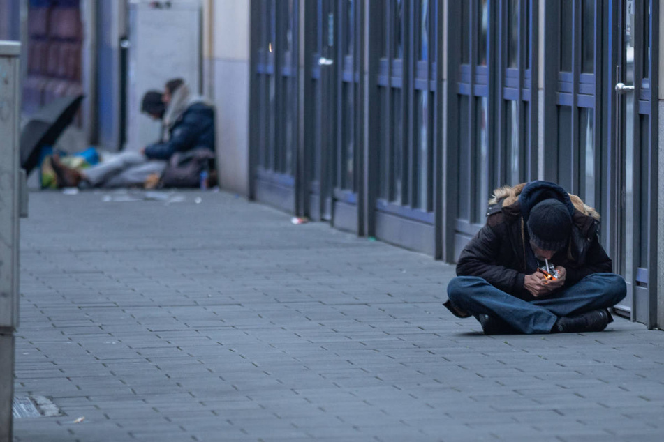 Ein normales Bild im Frankfurter Bahnhofsviertel: Ein Mann konsumiert Crack auf offener Straße.