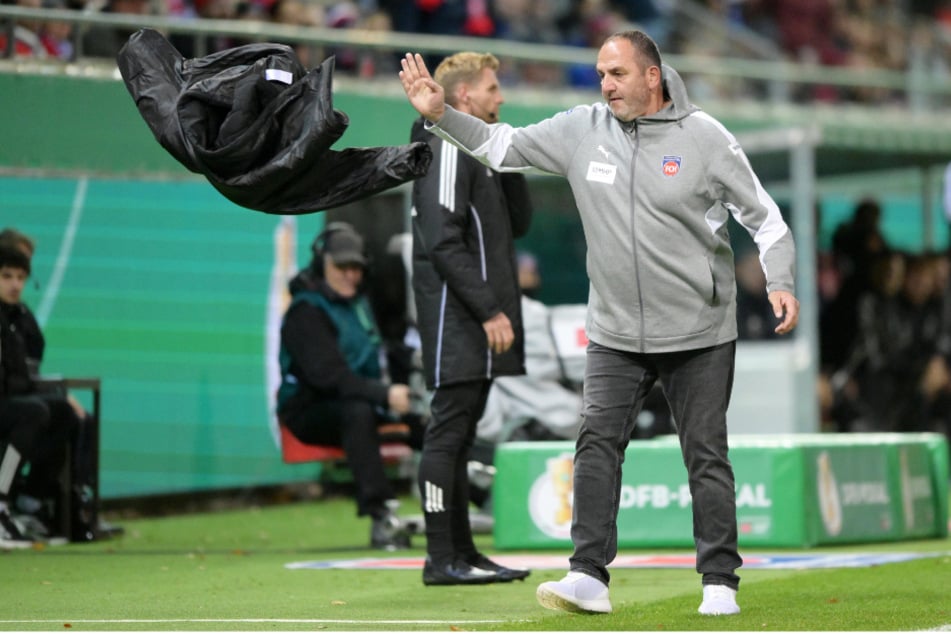 Frank Schmidt (51) haderte mit den Entscheidungen des Unparteiischen und flog in der Nachspielzeit noch vom Platz.