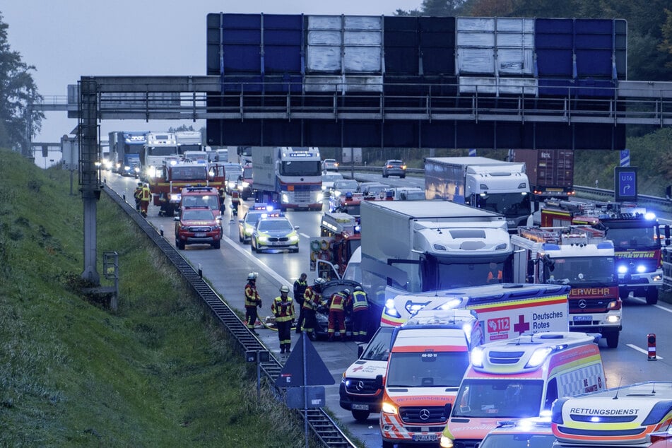 Der schwere Auffahrunfall sorgte für einen langen Stau auf der A1.