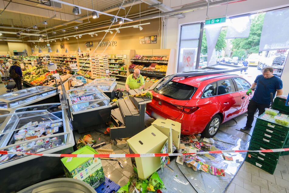 Auto kracht rückwärts in Supermarkt: Zwei Verletzte!