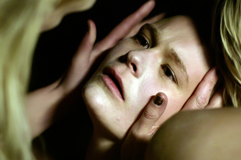 In "Schlaf" erlebt Mona (r., Gro Swantje Kohlhof) die ein oder andere erotische Erfahrung.