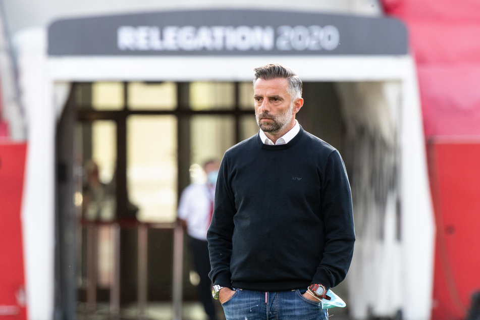 Trainer Tomas Oral von Ingolstadt steht vor einem Spielbeginn auf dem Spielfeld.