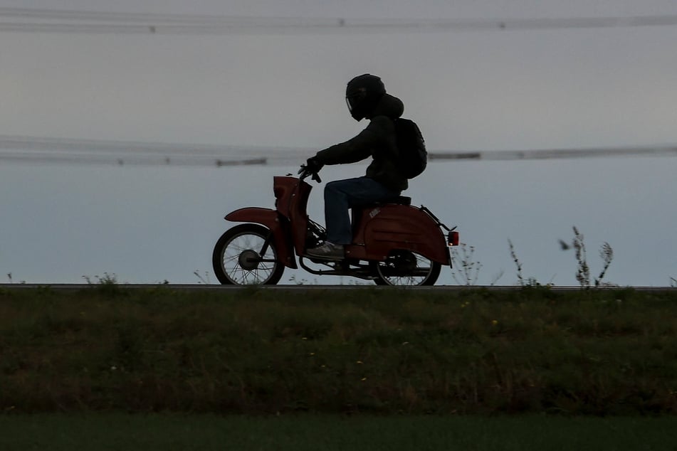 Der Teenager (15) flüchtete mit seinem Moped auf einen Acker, wo er verunfallte. (Symbolfoto)