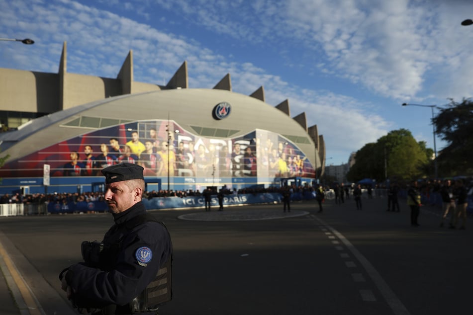 Die Fans mussten bis zu sieben Stunden vor dem Stadion Parc des Princes warten.