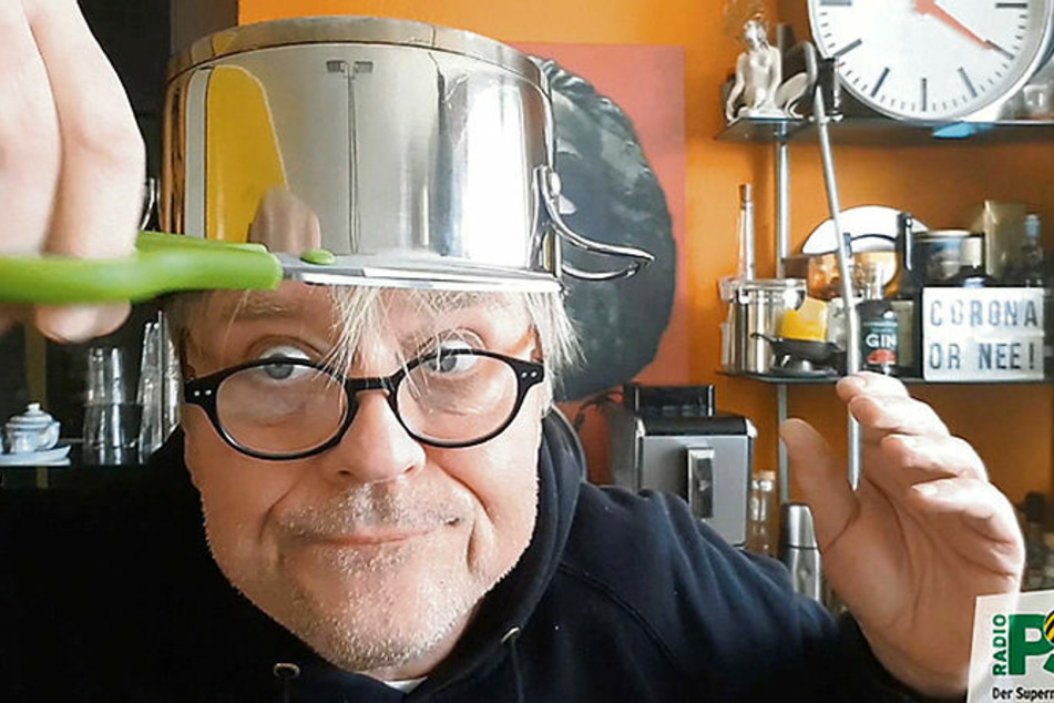 Den Topfschnitt probiert Produzent Maximilian Reeg aus.