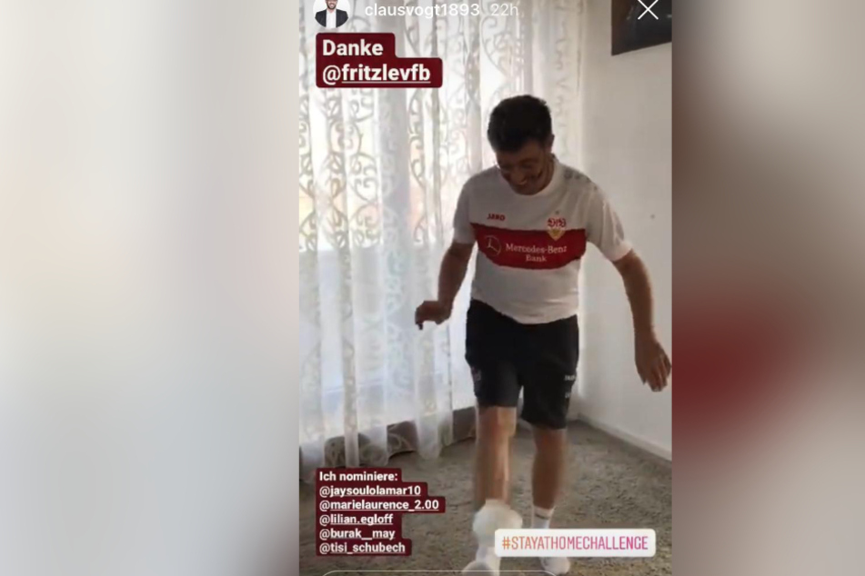 Gekonnt: Der Präsident des VfB Stuttgart, Claus Vogt, nimmt an Klopapier-Challenge teil.