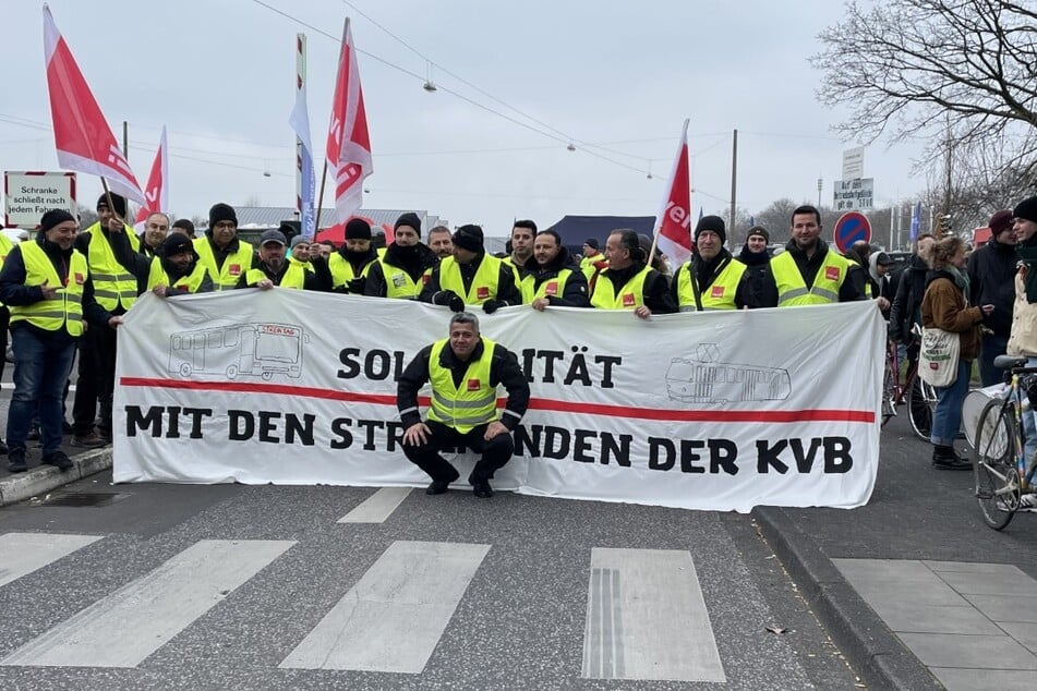 Angestellte der KVB haben sich zu einer Kundgebung in Köln versammelt.