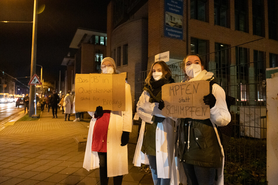 Mit Sprüchen wie "Impfen statt Schimpfen" positionierten sich Medizinstudentinnen und Krankenhausmitarbeiter vor der Uniklinik, um gegen "Querdenker" zu protestieren.