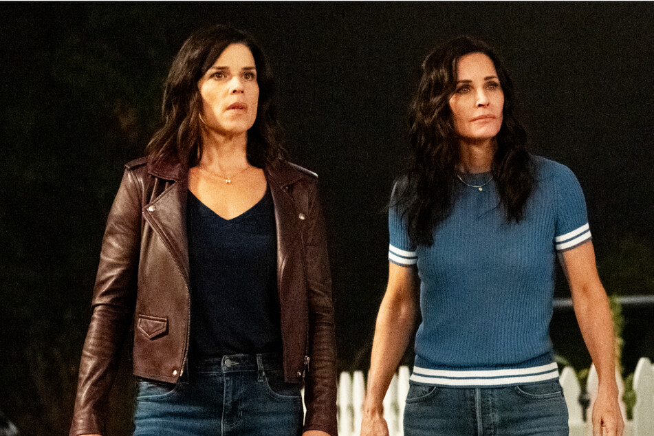 Sidney Prescott (Neve Campbell, 48, l.) und Gale Weathers (Courtney Cox, 57) sind auch wieder mit dabei.