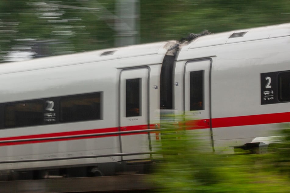 Prügel-Alarm im ICE: Mann attackiert Zugchef und spuckt ihm ins Gesicht