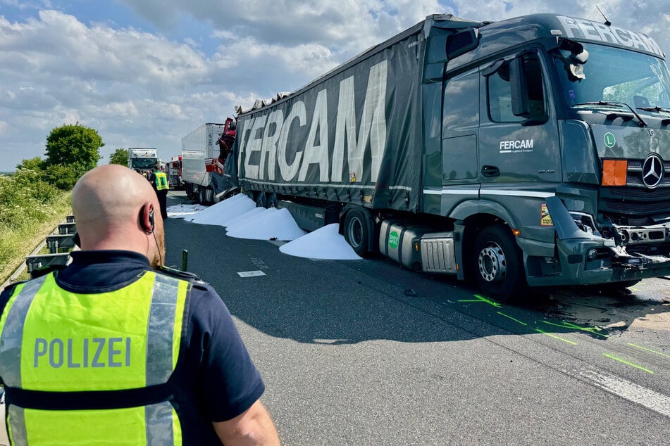 Die Polizei ist am Montagnachmittag vor Ort und sichert Spuren. Für die Dauer der Maßnahmen ist die A61 rund um die Unfallstelle voll gesperrt.