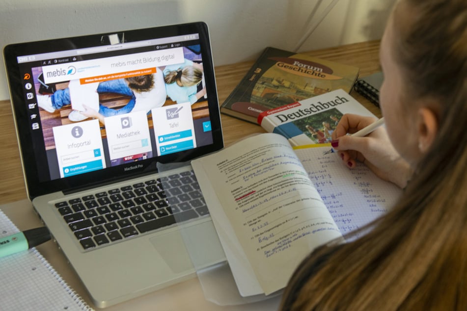Eine Schülerin hat auf einem Laptop die Lernplattform "mebis" für bayerische Schulen geöffnet.