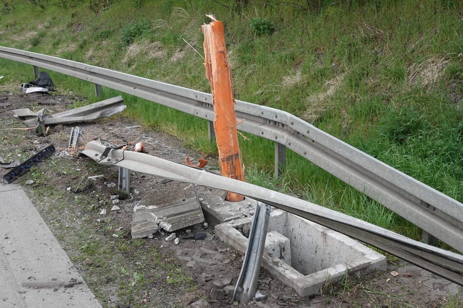 Das Auto soll gegen die Leitplanke und eine Notruf-Säule gekracht sein.