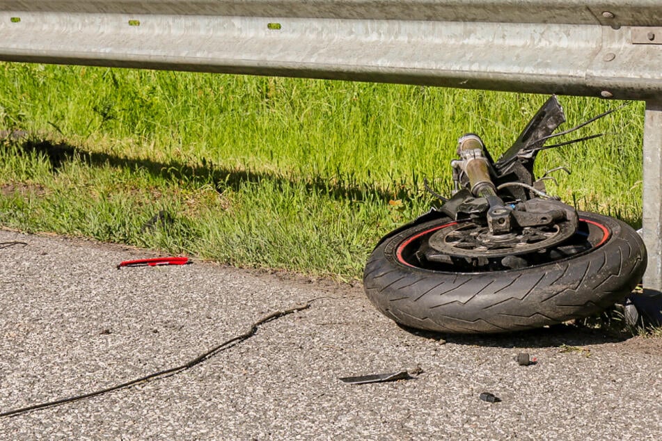 Unfall A7: Motorrad reißt auf Autobahn in mehrere Teile! Biker (17) schwebt in Lebensgefahr