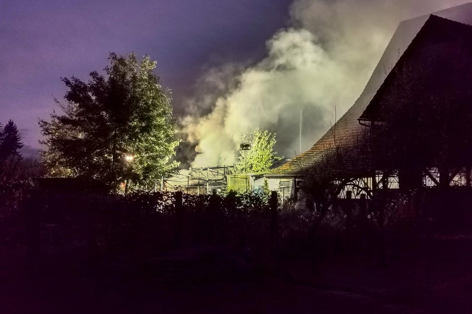 Die meterhohen Rauchwolken schossen in den Ittlinger Abendhimmel.