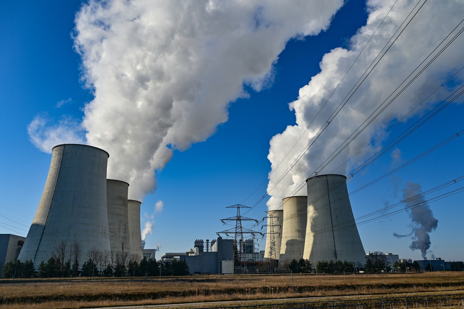 Die Stromerzeugung aus Kohlekraftwerken, wie hier dem Braunkohlekraftwerk Jänschwalde in der Lausitz, hat durch die Energiekrise wieder zugenommen.