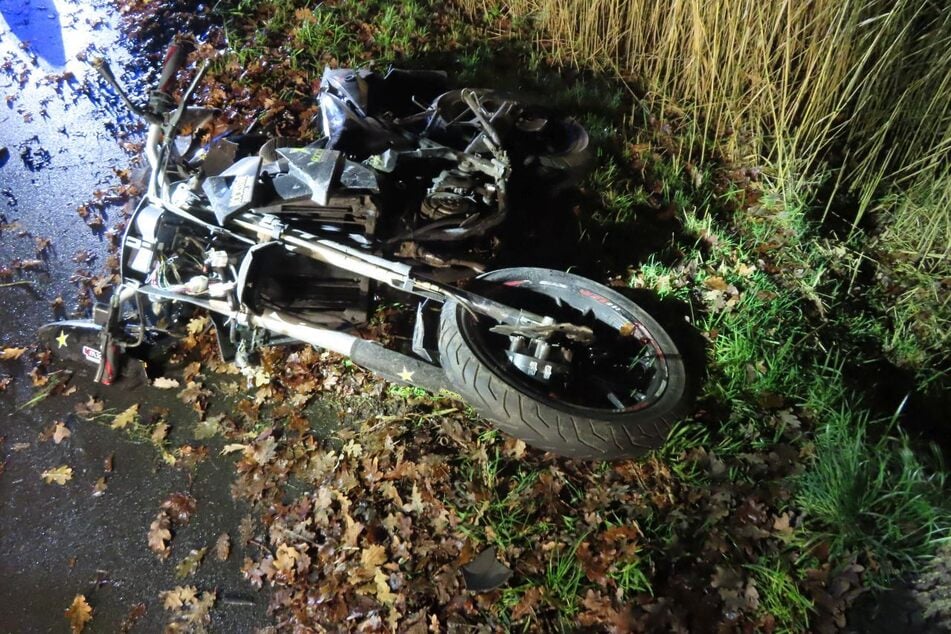 Der Motorradfahrer wurde durch die Kollision schwer verletzt. Angaben zur Identität konnte die Polizei zunächst nicht machen.