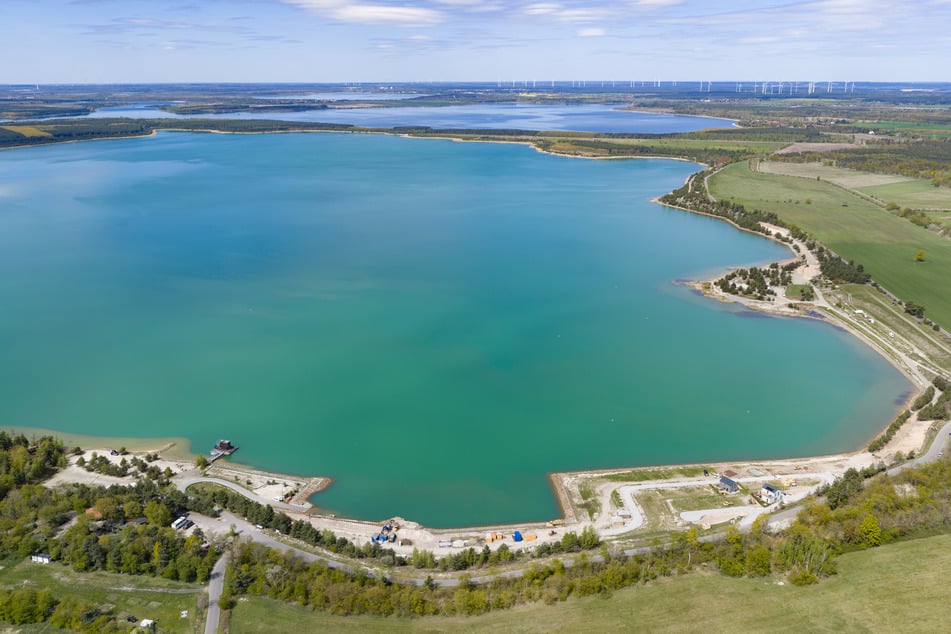 Blick auf den Partwitzer See (v.) und Sedlitzer See: Im Lausitzer Seenland könnte künftig ein großer Ferienpark entstehen.
