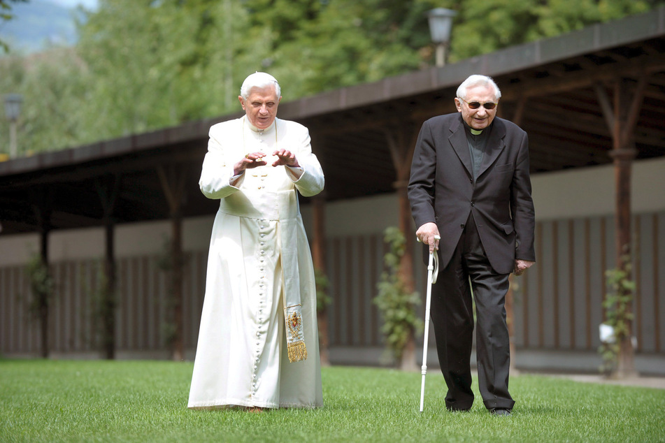 Der damals noch amtierende Benedikt XVI. (l.) bei einem Spaziergang mit seinem Bruder Georg im Jahre 2008. (Archivbild)