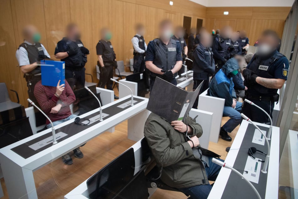 Stuttgart, 13. April: Einige der Angeklagten vor Beginn des Prozesses.