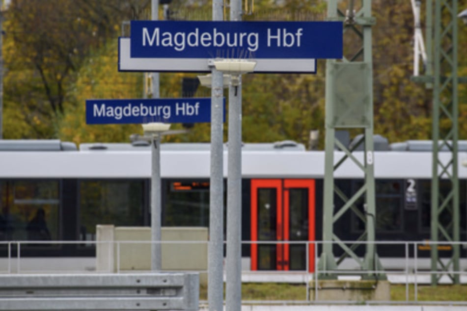 Am Magdeburger Bahnhof machte sich ein Zeuge Sorgen um den betrunken wirkenden Mann. (Symbolbild)