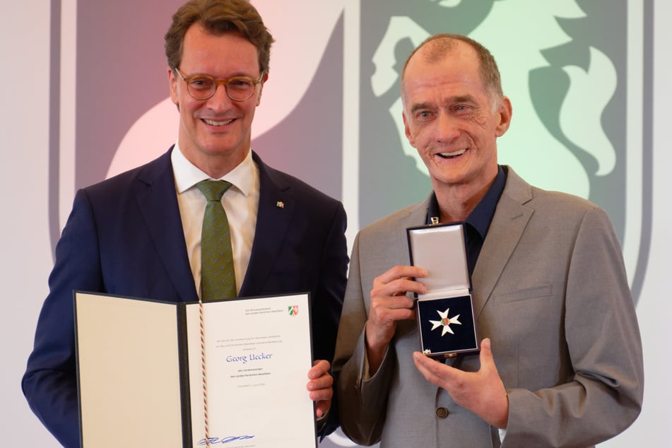 NRW-Ministerpräsident Hendrik Wüst (50, CDU) übergab den Verdienstorden am Dienstag unter anderem an Schauspieler Georg Uecker (63, r.) und ...