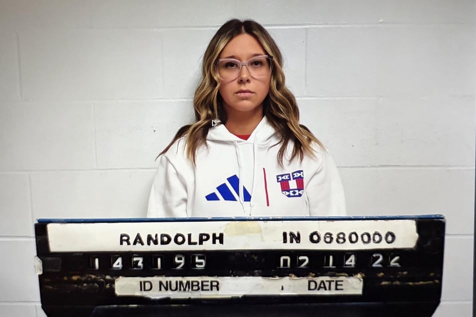 Alicia Hughes wurde wegen fünffachen Kindesmissbrauchs im Zusammenhang mit einer sexuellen Beziehung zu einem minderjährigen Schüler angeklagt.