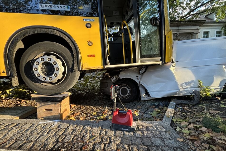 Der Bus der Linie "EV11" fuhr auf den Transporter auf.