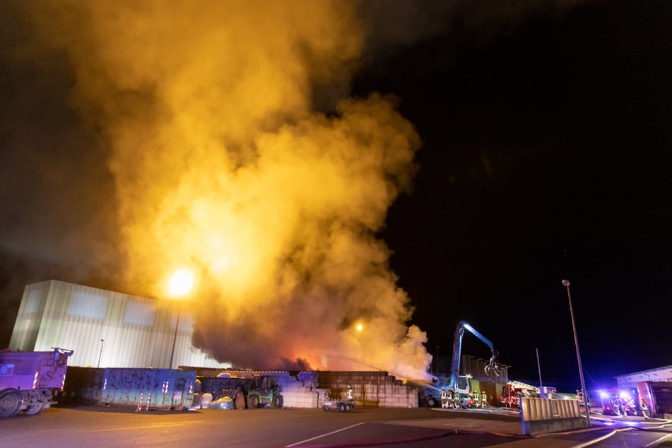 Ein Gebäude des Entsorgungshofs steht in Flammen.
