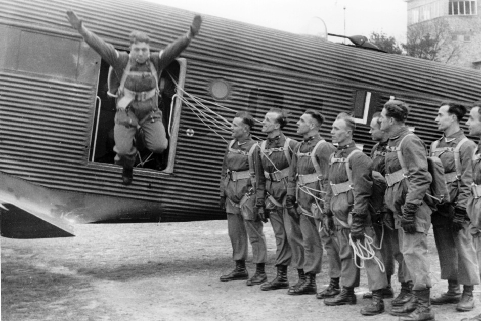 Fallschirmjäger 1939 üben den Absprung aus einem Flugzeug.