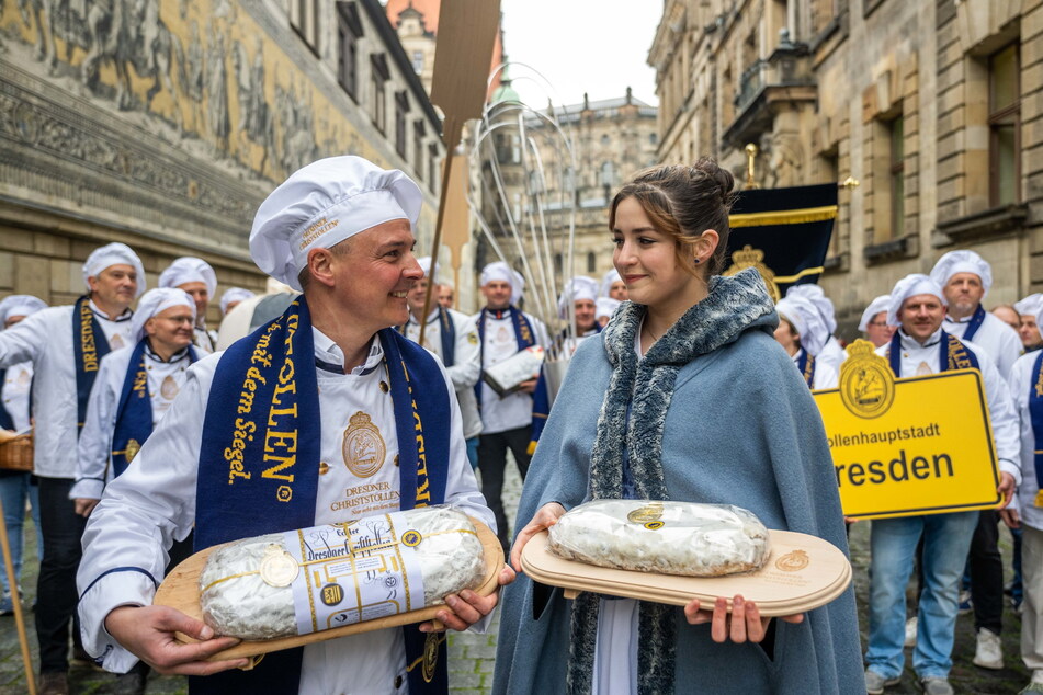 Bäckermeister Andreas Wippler (44) und Stollenmädchen Salome Selnack (17) haben den Stollenbäckerzug angeführt.