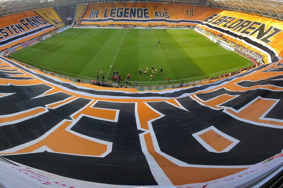 Die gigantische Dynamo-Fahne, die am 31. Oktober 2015 gegen den 1. FC Magdeburg von den Dynamo-Fans präsentiert wurde.