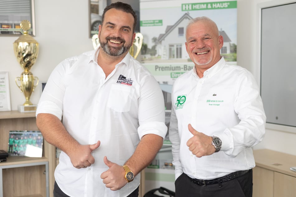 Jetzt bei HEIM &amp; HAUS durchstarten und endlich verdienen, was Du verdienst. Verkaufsleiter Sven Holzegel (re.) zeigt, wie's geht.