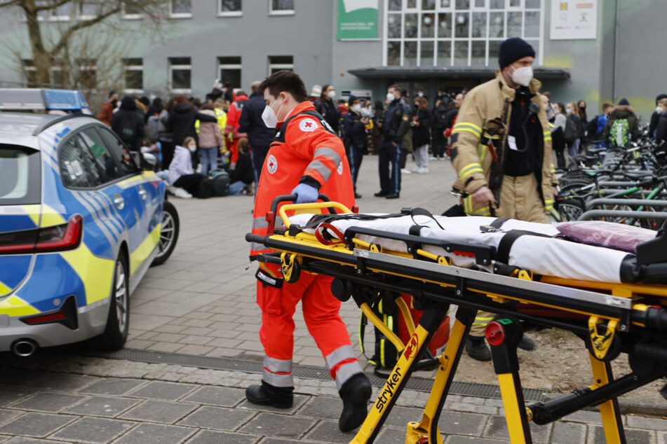 Rettungskräfte arbeiten vor der Schule in Fürth.