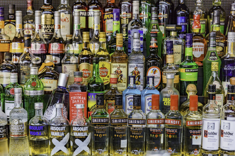 In Indien floriert das Geschäft mit illegal gebrautem Alkohol. (Symbolbild)