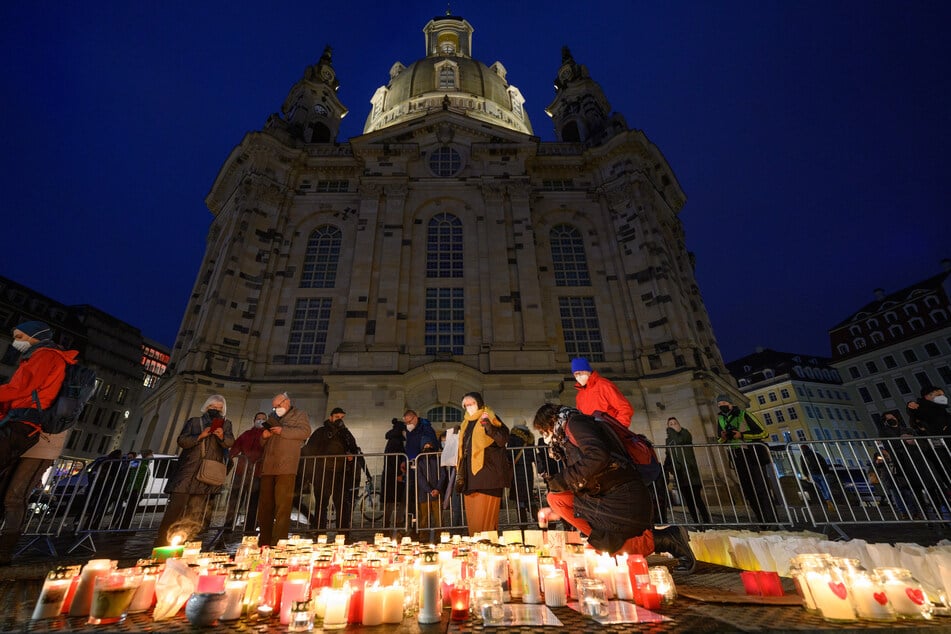 Bei der Aktion vor der Dresdner Frauenkirche ging es nicht nur um das Gedenken an die Corona-Opfer, sondern auch um eine klare Haltung gegenüber Hass und Gewalt.