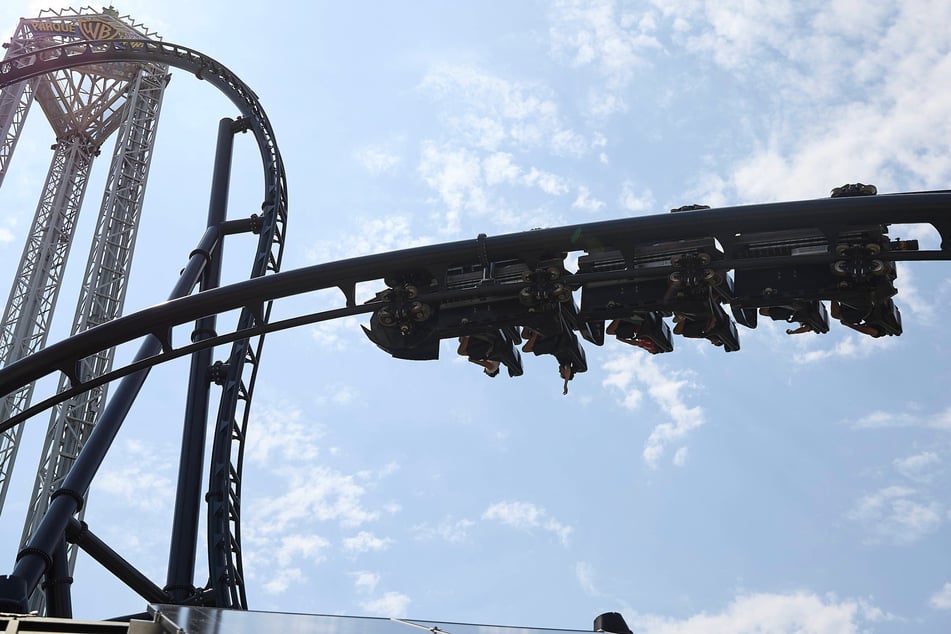 Horror-Fahrt mit Batman-Achterbahn: Besucher bricht sich beide Beine
