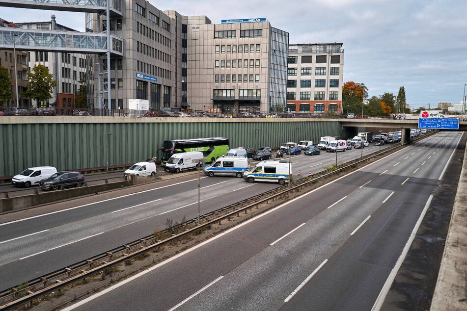 Die A100 ist am Donnerstag für einen Polizeieinsatz auf einem Teilstück voll gesperrt worden.