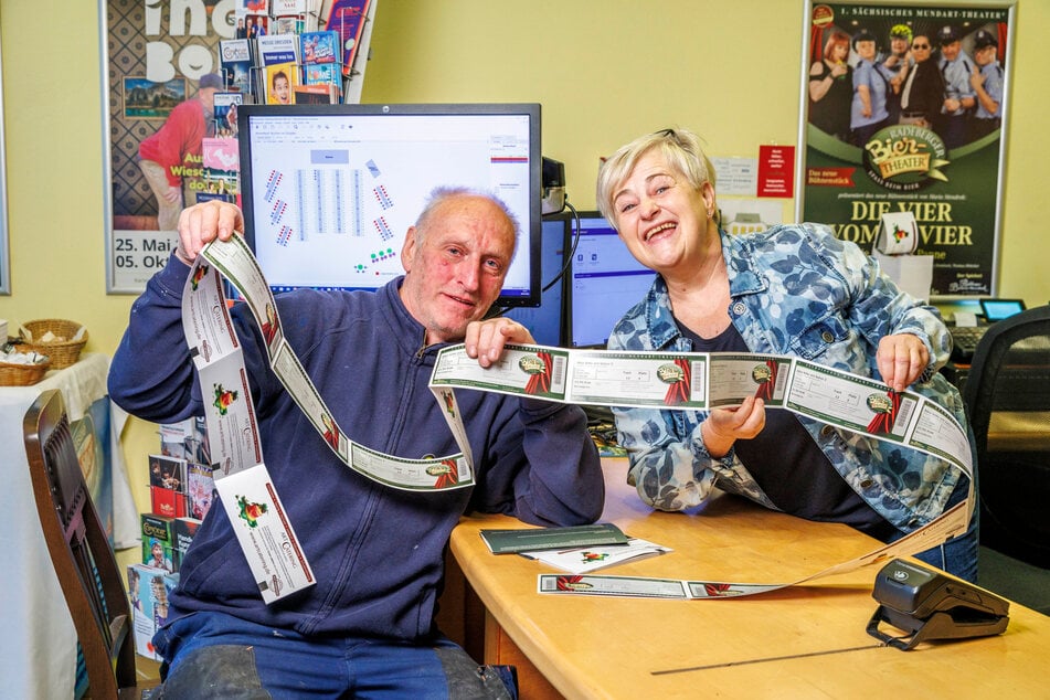 Dauergast Matthias Papke (64) war der Zweite in der Schlange und kaufte gleich 24 Karten bei Noch-Mitspielerin Gabi Köckritz (62).
