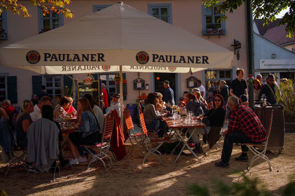 Herbst- und Weinfest in Radebeul-Altkötzschenbroda: Die Freisitze waren am Samstag heiß begehrt.