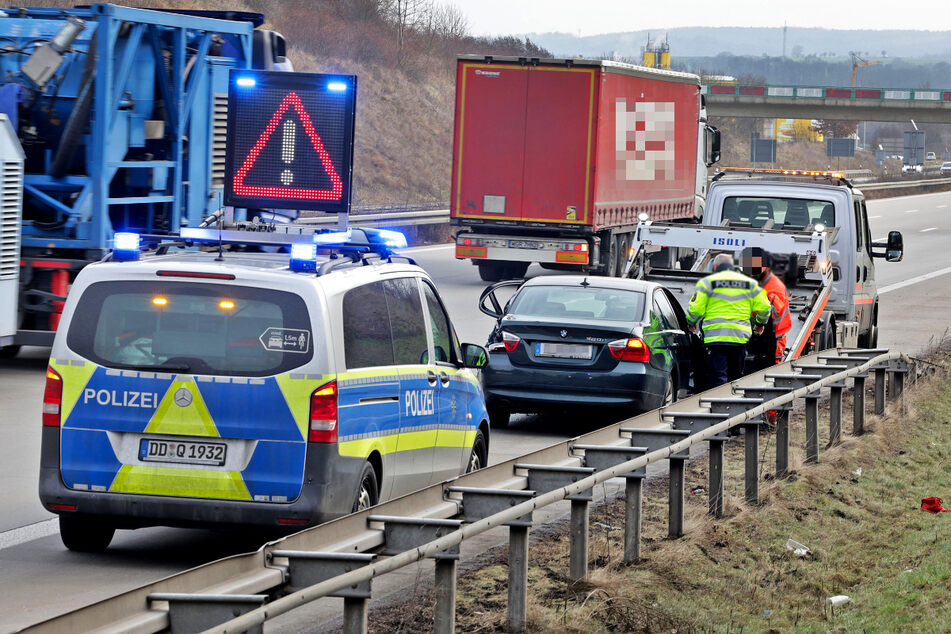 Der BMW hielt aufgrund einer Panne auf dem Standstreifen der A4 Richtung Dresden.