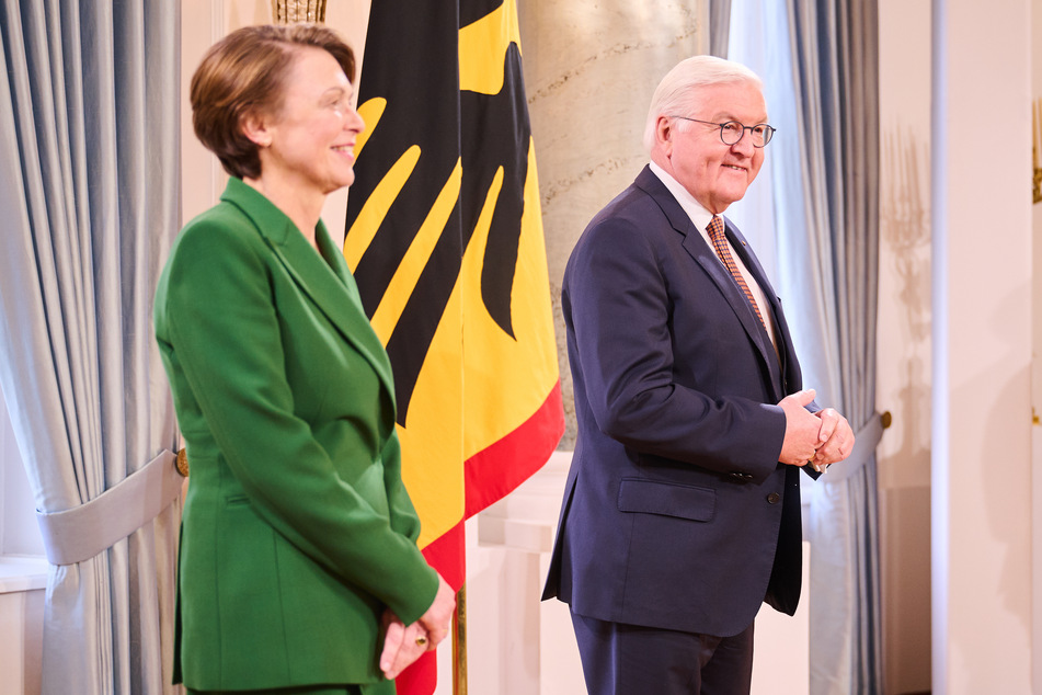 Zusammen mit seiner Frau Elke Büdenbender (60) dankt der Bundespräsident den Gästen für ihr vielseitiges Engagement.