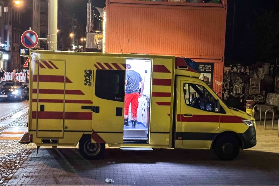 Sanitäter kümmerten sich am Tatort um zwei verletzte Männer (21, 22). Einer von ihnen musste zur weiteren Behandlung in ein Krankenhaus gebracht werden
