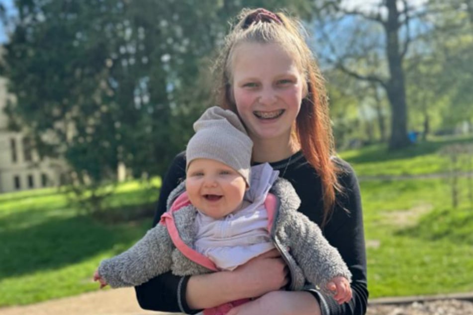 Die Polizei sucht fieberhaft nach Estera Wenessa F. (18) und ihrer sieben Monaten alten Tochter aus Leer. Das Baby ist möglicherweise in Gefahr.