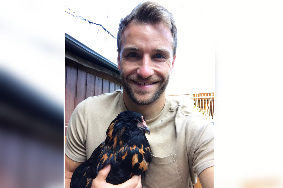 Mike Könnecke (34) hält seine Heidrun liebevoll im Arm. Der leidenschaftliche Kleingärtner ist stolzer Besitzer von 16 Hennen.