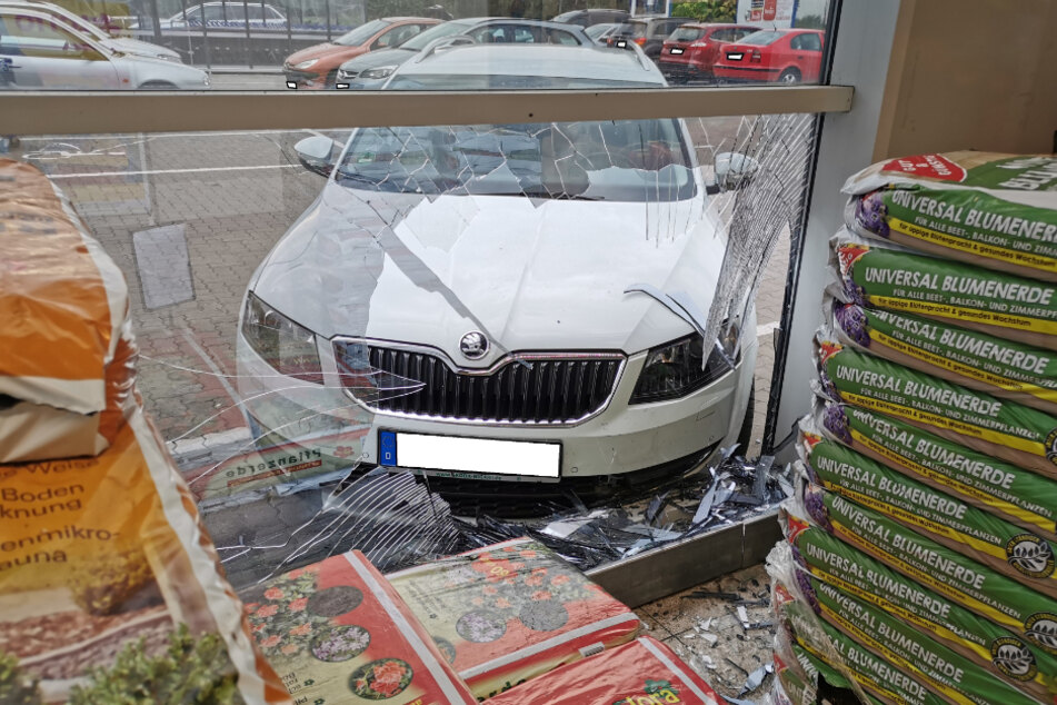Der Skoda rollte ohne Fahrer frontal in die Schaufensterscheibe des Supermarktes.