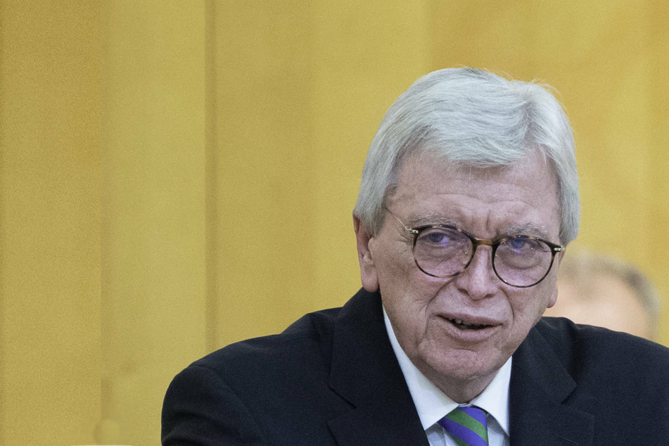 Volker Bouffier (70, CDU) forderte die Ampelregierung auf, eine rechtliche Grundlage für Corona-Schutzmaßnahmen nach dem 19. März zu schaffen.