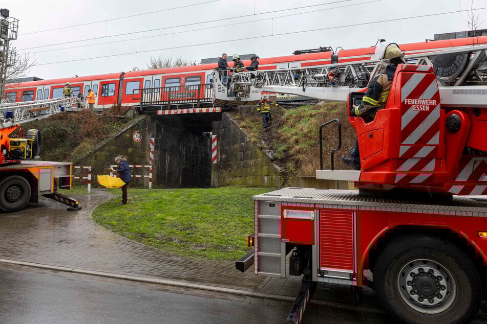 Schaden an Oberleitung: Zug bleibt an steiler Böschung stehen